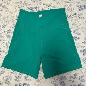 Green Vuori Bike Shorts - 5” inseam